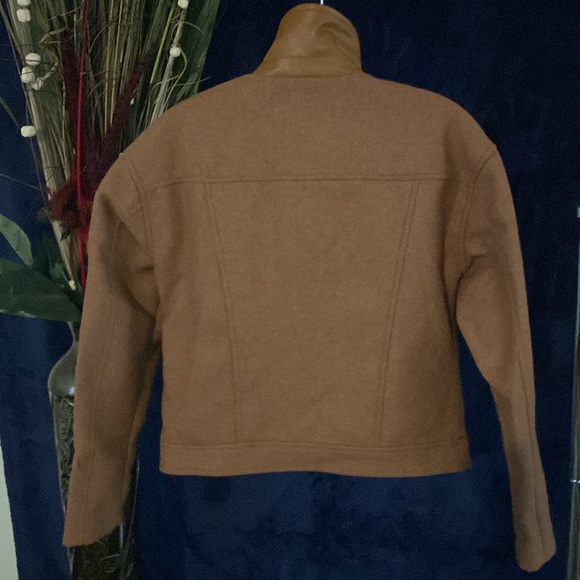 Heavy duty and classy camel jacket. Dress up or dress down jacket. Be chic! - Picture 6 of 7